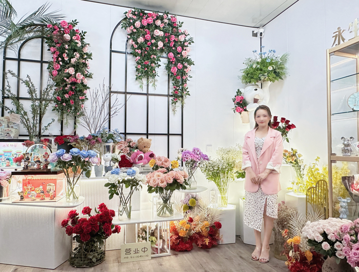 △凌梓君在花店中。杨乐祺 摄