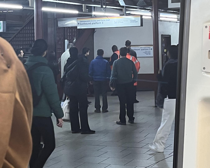 ↑暴力事件发生后，一名证人在车厢内拍摄了车外的人群（受访者供图）