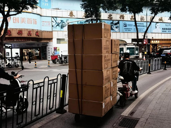 泰康饰品城门口，时不时有人拉货经过（图源：优优）