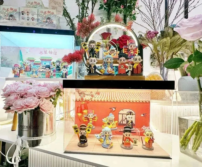 △店里售卖的肇庆元素文创公仔。杨乐祺 摄