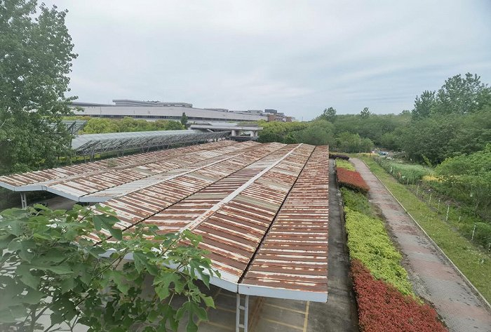 空荡荡的停车棚