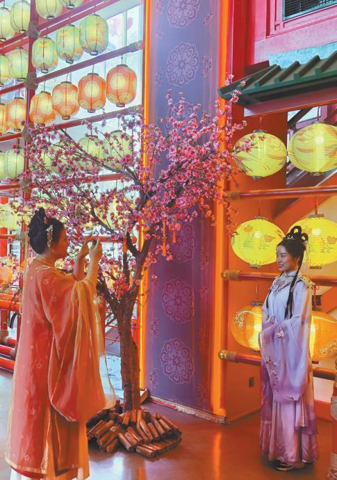 4月25日，在长安十二时辰主题街区，随处可见身着汉服的小姐姐们打卡留念。 记者 李卫摄