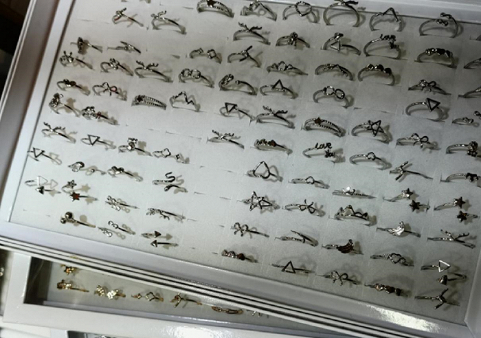 曾倩文最初选的戒指品类，这类爆款戒指品类竞争非常激烈（图源：曾倩文）