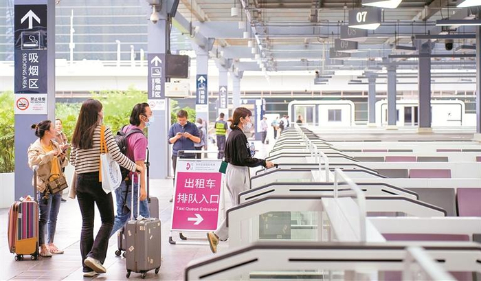 ▲4月23日，在深圳宝安国际机场13号门设有出租车等候区，方便旅客休息等待。 深圳晚报记者 严文婷 摄