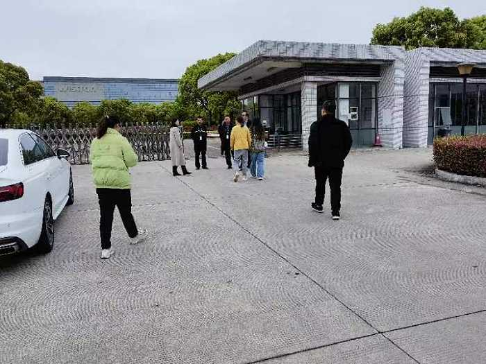 厂区门口前来协商离职补偿的员工