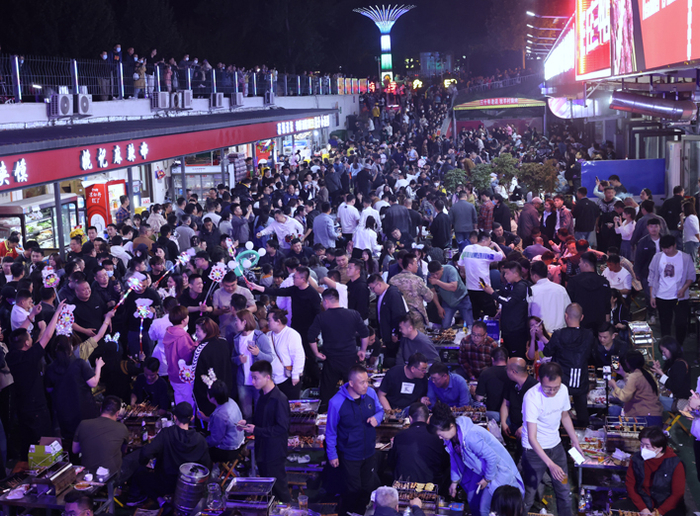 作为淄博烧烤顶流——牧羊村烧烤店天天爆红爆满。图为就餐的人群打拥堂&nbsp;IC photo