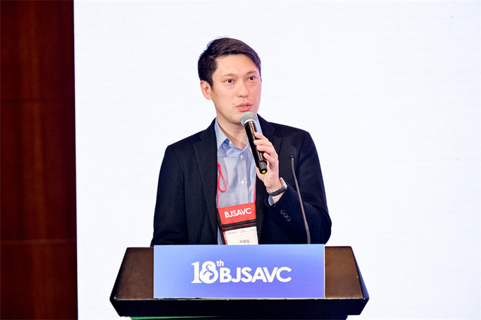 皇家宠物食品中国区专业渠道总监卢佳弘作开幕式致辞