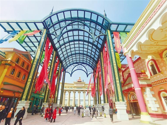 即将正式开园的丝路欢乐世界一角。 记者 李卫摄