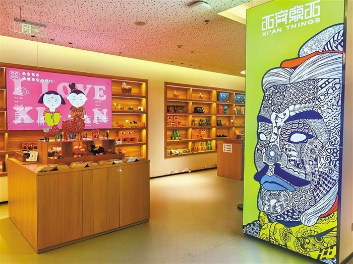 西安市新城区图书馆内的非遗文创小店。 记者 李卫摄