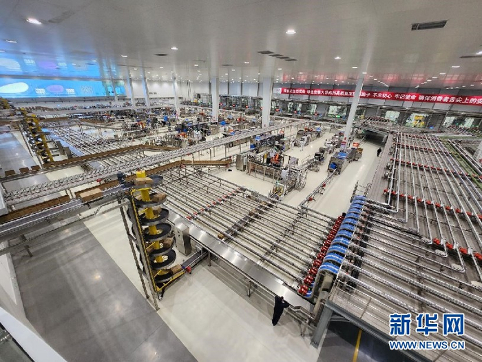 伊利现代智慧健康谷的生产线正在有序运转。新华网 李倩摄