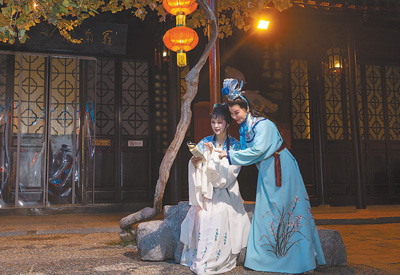　　图为南京瞻园推出的沉浸式实景演出《红楼梦》。