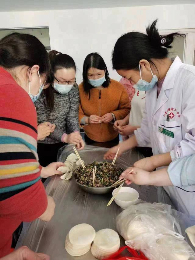 陈婉秋与大家一起包饺子。受访者供图