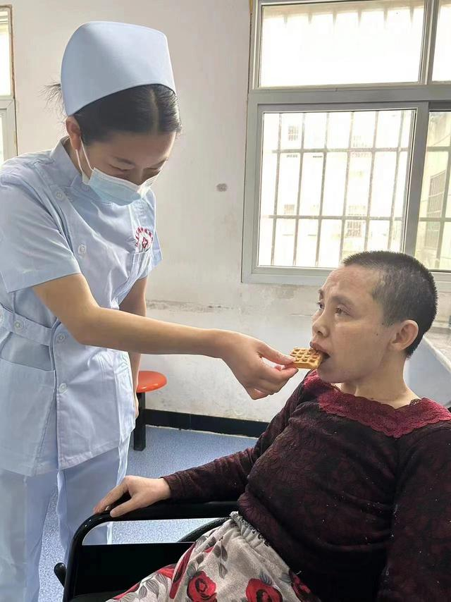 陈婉秋给病人喂饭。受访者供图