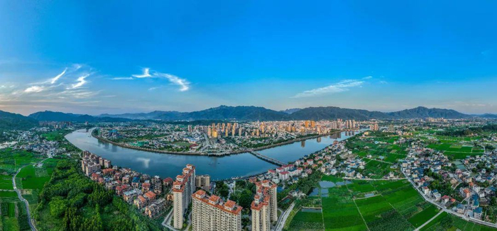 石窟河从蕉岭穿城而过，两边有楼房，也有稻田 汪敬淼摄