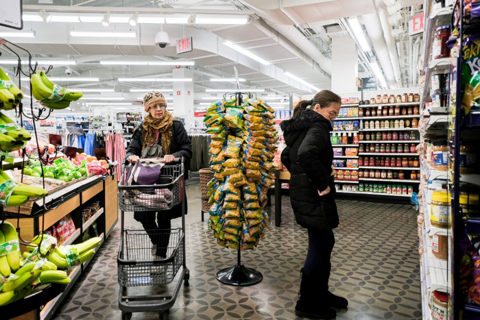 1月12日，顾客在美国纽约一家超市购物。新华社发（朱子于摄）