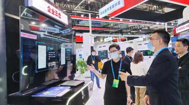 （参会宾客现场产品交流）