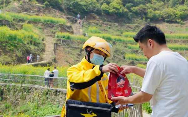 （▲图：婺源紫阳镇的游客领取外卖，摄影：陈枫明）