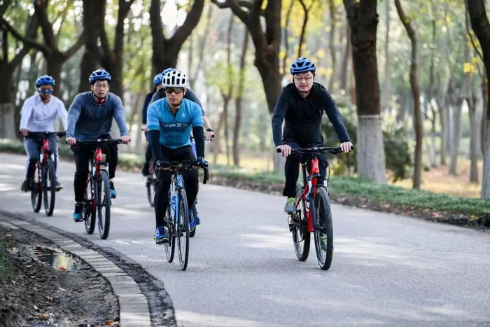 范老师在GGV OMEGA骑行活动