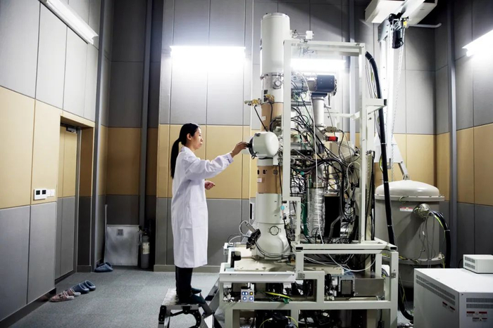 2021年5月24日，中国科学院物理研究所北京怀柔园区综合极端条件实验装置超快电镜实验室内，科研人员在调试设备。图/新华