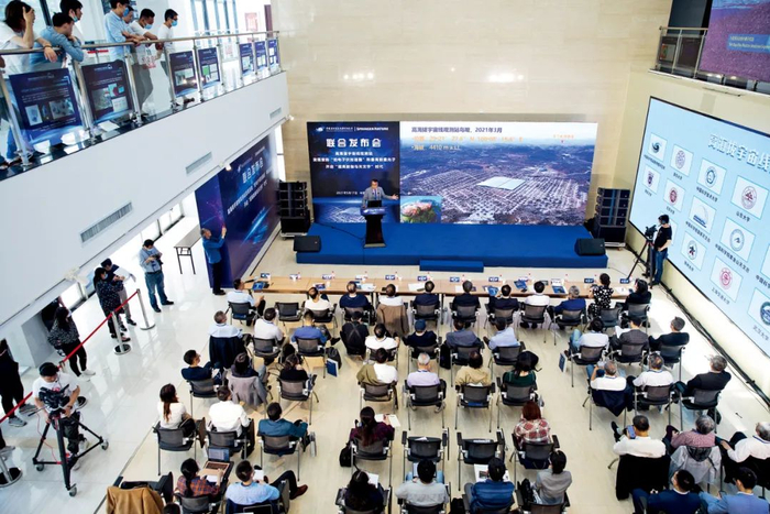 2021年5月17日，中国科学院高能物理研究所公布，国家重大科技基础设施“高海拔宇宙线观测站（LHAASO）”记录到1400万亿电子伏特（1.4PeV）的伽马光子，这是人类迄今观测到的最高能量光子，有助于进一步解开宇宙线的奥秘。图/新华