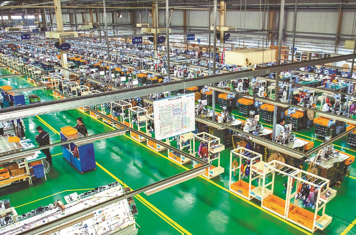 日前，位于淮北高新区内的安徽京信电子有限公司出口汽车线束生产线上，工人在加工订单产品。本报通讯员 肖本祥 摄