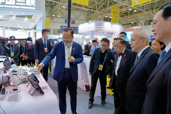 　　深开鸿CEO王成录给陈清泉院士和国家、省市领导一行人介绍深开鸿的产品和解决方案