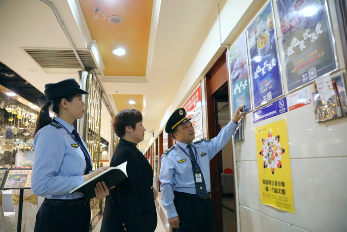 4月11日，南宁市市场监管部门开展“随机查餐厅”行动，在南宁肥仔星光店进行制止餐饮浪费监督检查。何正君/摄