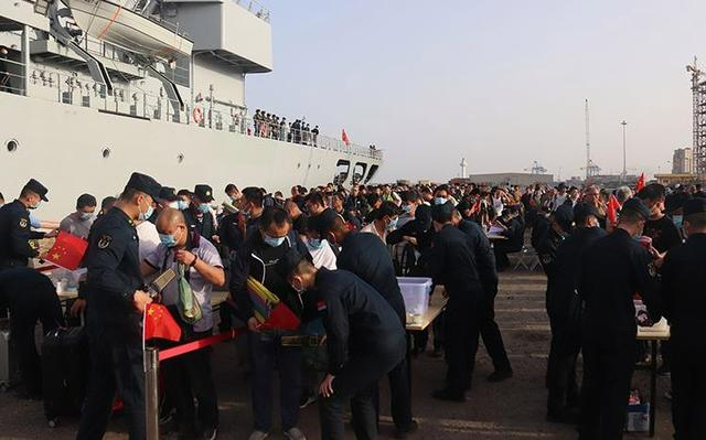 准备撤离的人员在码头进行登记和安检手续。通讯员 王鹏 摄