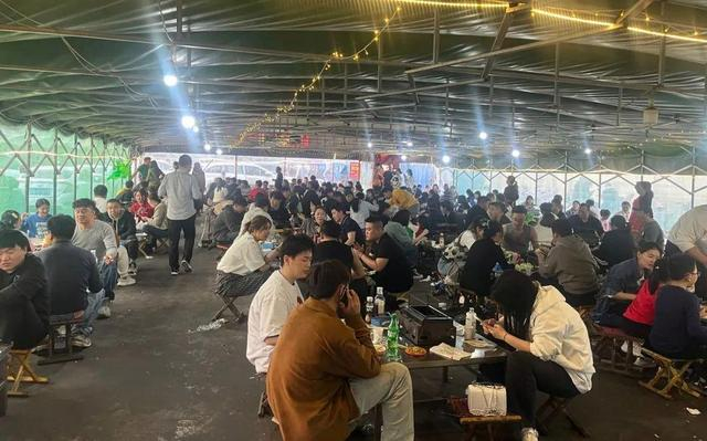 4月9日下午6时许，淄博市临淄区某烧烤店大棚内，坐满了食客。新京报记者 吴淋姝 摄