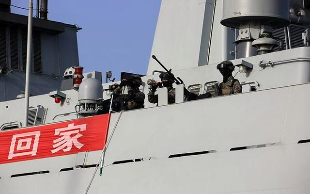 图为海军陆战队队员观察警戒周边区域。通讯员 刘青尧 摄