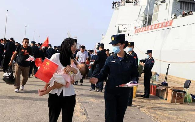 海军官兵带领撤离人员进入登记区。通讯员 唐思宇 摄