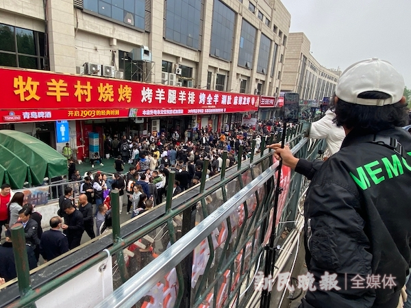 图说：地处下沉式美食街的牧羊村，店内店外、上上下下挤满了人。姜燕 摄