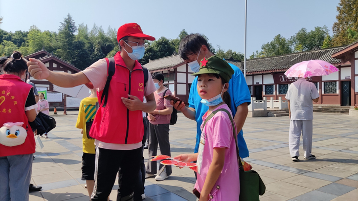 邓小平故里旅游景区，志愿者为游客提供服务。团省委供图