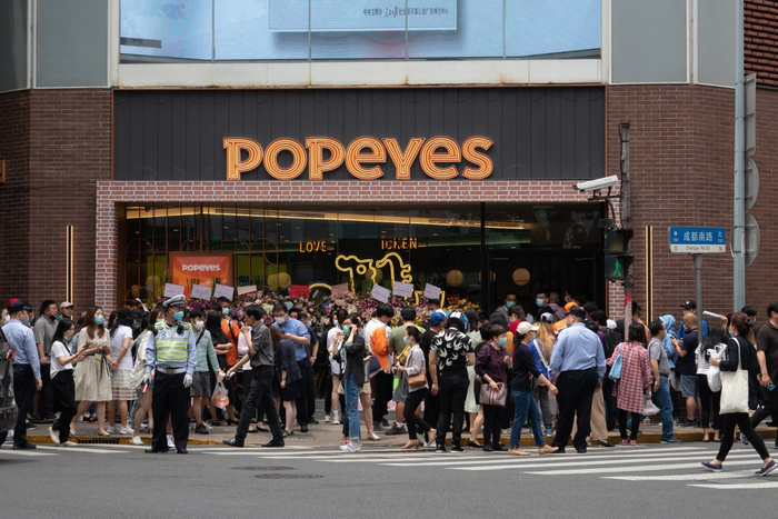 Popeyes炸鸡中国大陆首店开业当日，吸引了大量食客排队等待。（图片由CNSPHOTO提供）