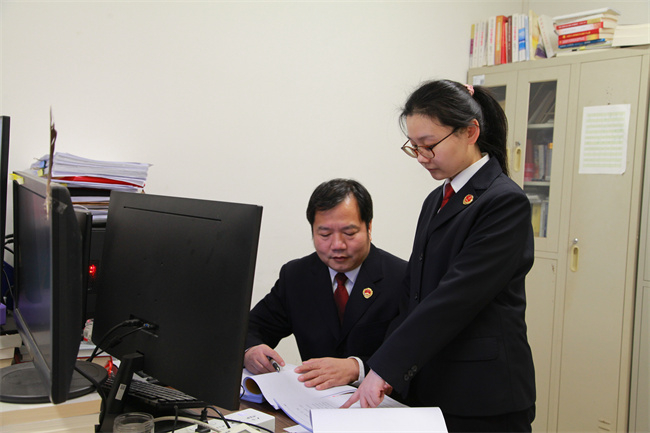 江汉区检察院第四检察部检察官金升展与检察官助理王冰寒研讨案情。