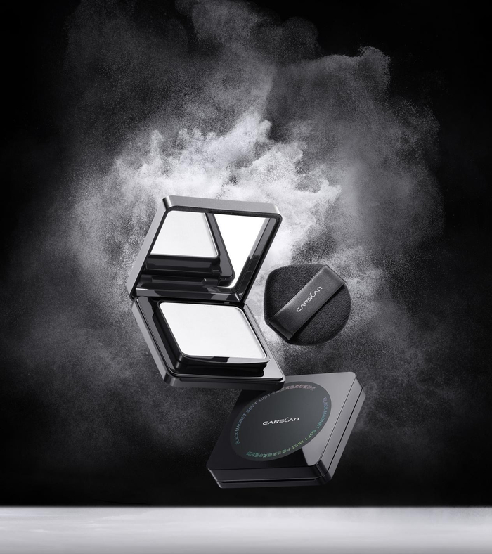 同系列里的黑磁粉饼，内含创新六角贴肤粉体，微米级细腻粉质，紧密贴合底妆，持久锁住妆容，补妆不卡粉。