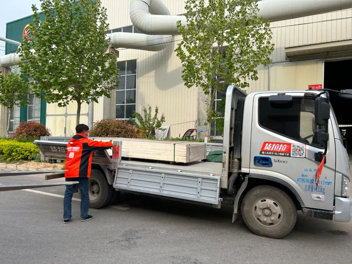 赵鹏每天早上基本都去庄寨附近拉货，拉的最多的就是木材、生态板、木制工艺品