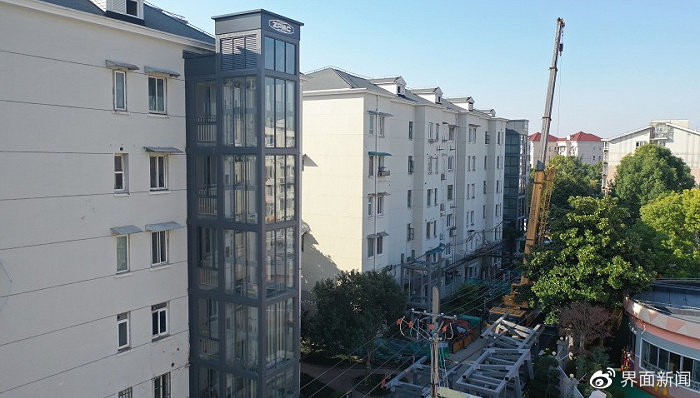 2022年12月2日，上海静安区驰骋新苑小区，不少居民楼正在批量加装电梯。 图片来源：视觉中国