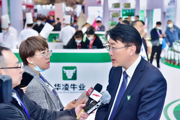   华凌牛业集团副总经理王玉江接受媒体采访