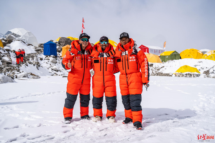 ↑李生涛（左）和Gelje（中）在南坡大本营