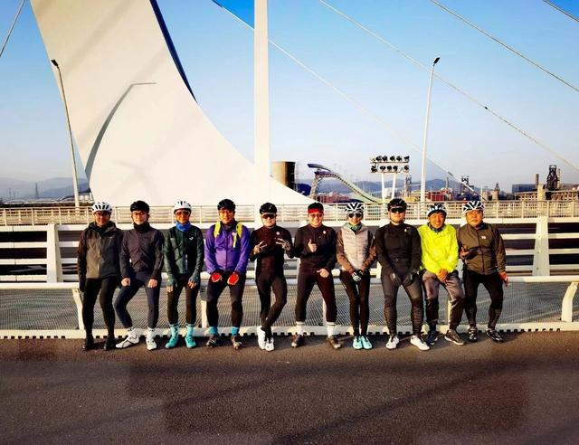 魏继华与骑友们在首钢大桥合影。受访者供图
