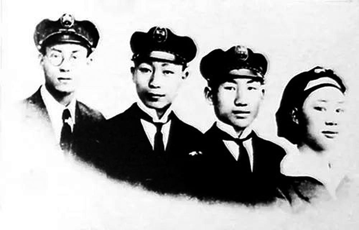     1922年于比利时沙洛瓦劳动大学合影