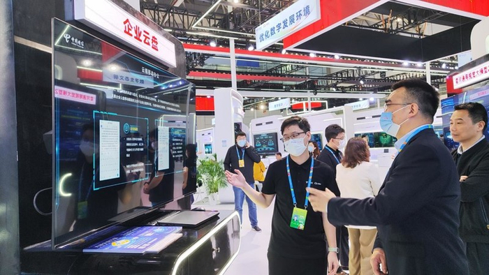 （参会宾客现场产品交流）