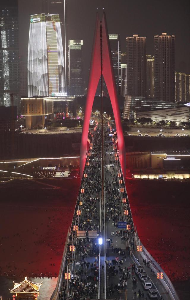 ▲重庆封桥继续“宠粉”。图片来源/华龙网