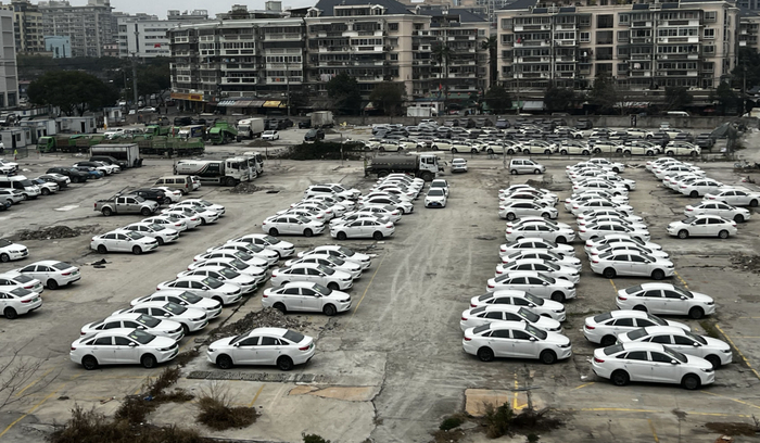 停放在露天车场中的车辆。时代财经摄