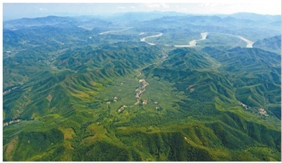 　　岫岩陨石坑。刘天平摄