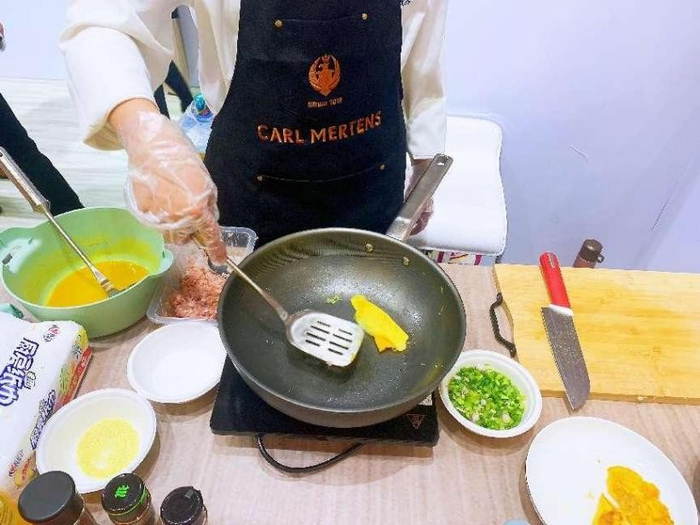 除了钛锅，三头鹰此番还带来了更多主打系列锅具、刀具等高端厨具产品，全面满足消费者健康烹饪需求，同样让参观者兴趣十足。