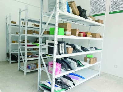 浦口区星甸街道后圩村快递点试运行，3排货架摆满了快递。南京日报/紫金山新闻记者 鲁舒婷 摄 