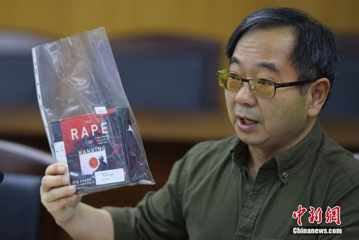 鲁照宁展示由美国音像公司发行的一套七张光盘的张纯如著作《南京浩劫：二战中被遗忘的大屠杀》。中新社记者 泱波 摄