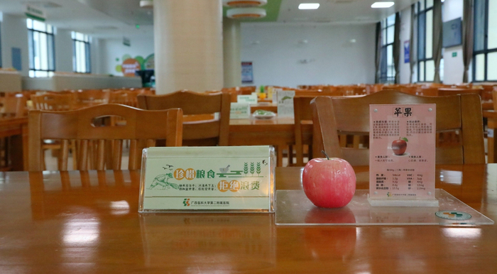 广西医科大第二附属医院食堂在每张餐桌上都摆放了节俭消费的提示牌。何正君/摄